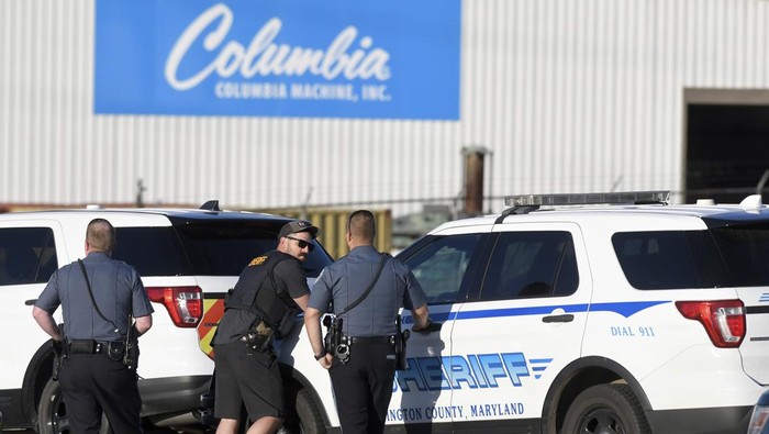 Penampakan Lokasi Penembakan di Maryland AS yang Tewaskan 3 Orang Insiden penembakan menewaskan 3 orang di Maryland, Amerika Serikat. Lokasi kejadian penembakan kini dijaga ketat oleh polisi. Ini penampakannya.