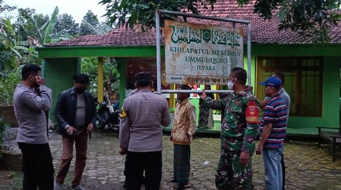Pencopotan papan nama Khilafatul Muslimin di rumah warga, Desa Kuanyar, Kecamatan Mayong, Jepara, Kamis (9/6/2022).