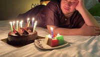 Rayakan ulang tahun, Nassar berpose manis dengan cake tart cokelat serta kue penuh warna yang dipenuhi aneka lilin. Foto: Instagram @kingnassar88