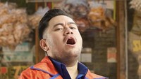 Nama Nassar atau King Nassar kini sering dikaitkan dengan aktris cantik Desy Ratnasari. Keduanya mengaku santai saat kedekatan mereka menuai pro kontra. Foto: Instagram @kingnassar88