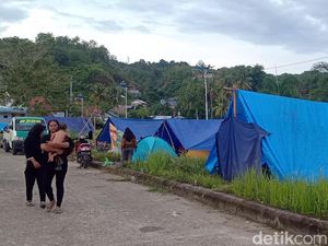 Pengungsi Gempa Sulbar Keluhkan Air Bersih-Peralatan Bayi Masih Minim