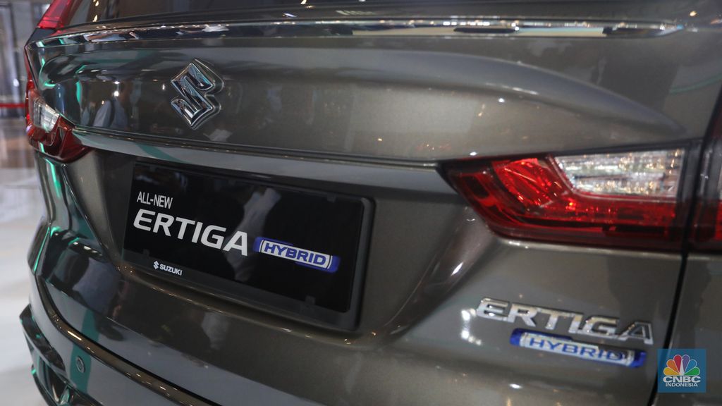 Pengunjung melihat Suzuki Ertiga Hybrid saat peluncurannya di Mall Kelapa Gading 3, Jakarta, Jumat (10/6/2022). (CNBC Indonesia/Andrean Kristianto)
