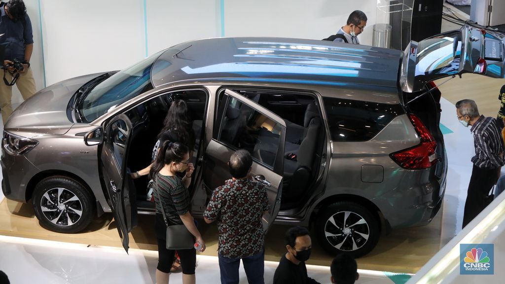 Pengunjung melihat Suzuki Ertiga Hybrid saat peluncurannya di Mall Kelapa Gading 3, Jakarta, Jumat (10/6/2022). (CNBC Indonesia/Andrean Kristianto)