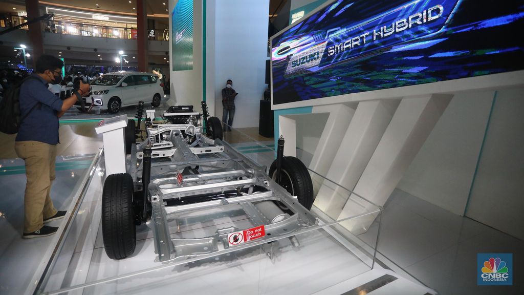 Pengunjung melihat Suzuki Ertiga Hybrid saat peluncurannya di Mall Kelapa Gading 3, Jakarta, Jumat (10/6/2022). (CNBC Indonesia/Andrean Kristianto)