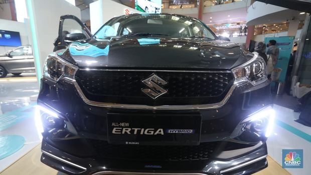 Pengunjung melihat Suzuki Ertiga Hybrid saat peluncurannya di Mall Kelapa Gading 3, Jakarta, Jumat (10/6/2022). (վ/Andrean Kristianto)
