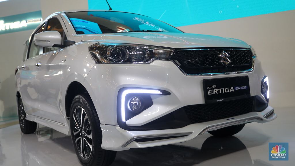 Pengunjung melihat Suzuki Ertiga Hybrid saat peluncurannya di Mall Kelapa Gading 3, Jakarta, Jumat (10/6/2022). (CNBC Indonesia/Andrean Kristianto)