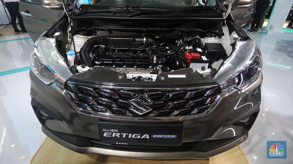 Pengunjung melihat Suzuki Ertiga Hybrid saat peluncurannya di Mall Kelapa Gading 3, Jakarta, Jumat (10/6/2022). (CNBC Indonesia/Andrean Kristianto)