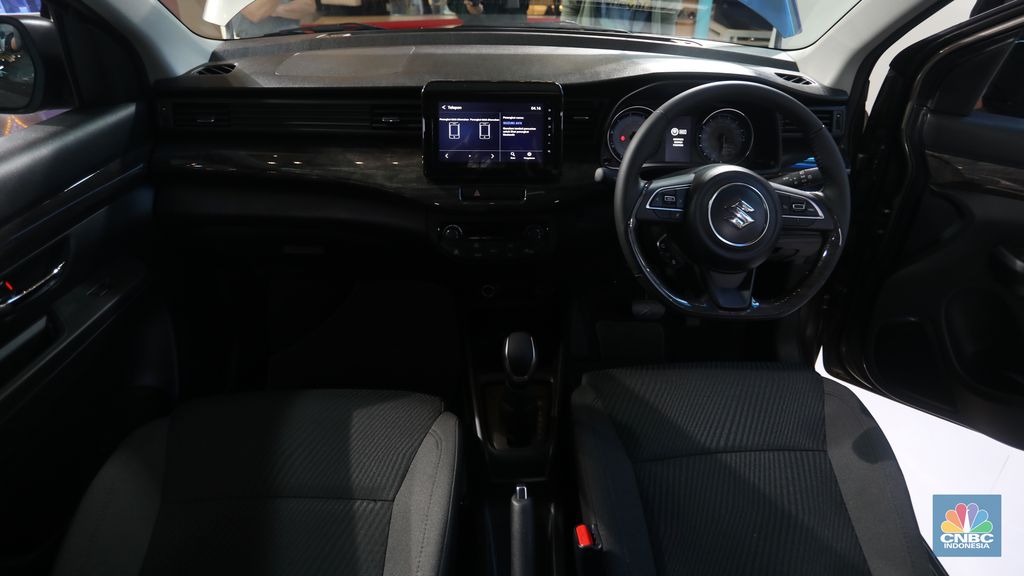 Pengunjung melihat Suzuki Ertiga Hybrid saat peluncurannya di Mall Kelapa Gading 3, Jakarta, Jumat (10/6/2022). (CNBC Indonesia/Andrean Kristianto)