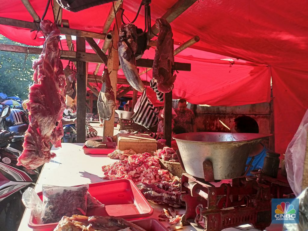 Penjualan daging sapi di pasaran tengah lesu akibat Penyakit Mulut dan Kuku (PMK) di Pasar Anyar Bogor, Jumat (10/6/22). (CNBC Indonesia/Ferry Sandi)