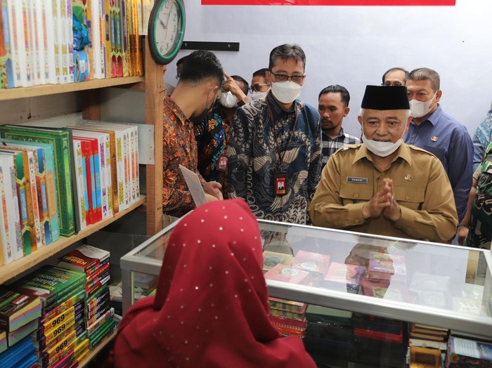 Penyerahan bantuan CSR bankjatim secara simbolis untuk renovasi 55 toko yang sempat terbakar
