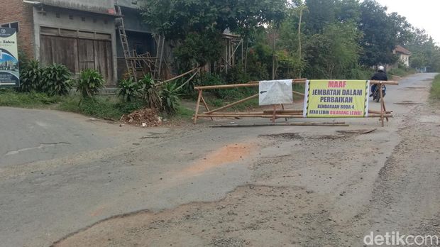 Perbaikan jembatan di Desa Jebol, Kecamatan Mayong, Jepara, Jumat (10/6/2022).