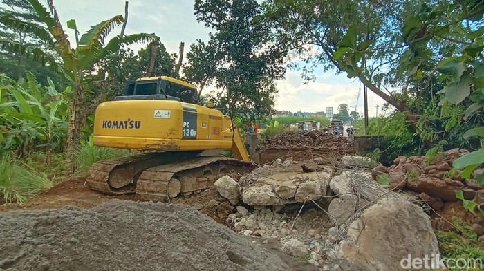 Perbaikan jembatan di Desa Jebol, Kecamatan Mayong, Jepara, Jumat (10/6/2022).