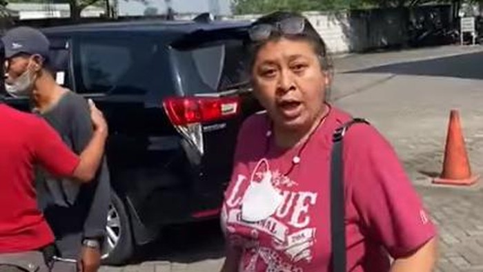 Perempuan mengaku istri jenderal yang mobilnya menabrak sepeda motor malah mengumpat dan memaki korban.