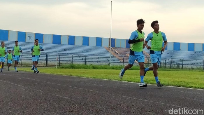 Persela Lamongan menggelar latihan perdana di Stadion Surajaya. Tes kebugaran dilakukan untuk mengetahui gambaran awal soal fisik pemain.