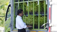 Presiden Joko Widodo memeriksa bibit tanaman saat peresmian Persemaian Rumpin di Bogor, Jawa Barat, Jumat (10/6/2022). Persemaian Rumpin mampu memproduksi 10-12 juta bibit tanaman dalam setahun. 