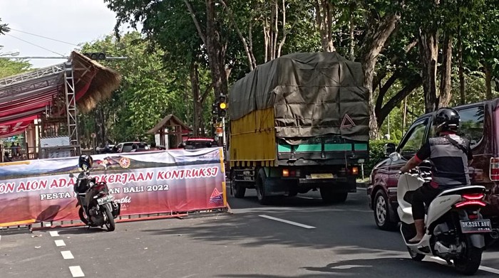 Persiapan panggung pembukaan Pesta Kesenian Bali 2022 di Jalan Raya Puputan, Kota Denpasar. PKB ke-44 bakal dibuka pada Minggu (12/6/2022) di depan Monumen Perjuangan Rakyat Bali Bajra Sandhi, Kota Denpasar.