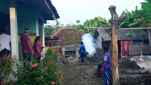 Petugas dari Dinas Kesehatan Karangasem dan Puskesmas Karangasem 2 melakukan fogging ke rumah-rumah warga yang ada di wilayah Banjar Ujung Pesisi