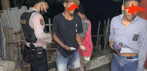 Polres Bima melakukan penggerebekan judi dadu di Terminal Tente, Bima, NTB. Sejumlah 3 orang berhasil diamankan saat itu.