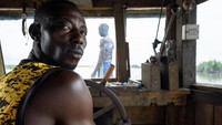 Bersama-sama penebang lain, dia menyewa sebuah kapal penarik untuk mengangkut rakit-rakit gelondong melewati sungai dari Ondo ke Lagos.