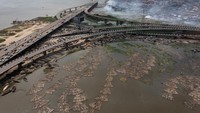 Rakit yang terbuat dari kayu gelondongan, diangkut dari negara bagian Ondo dan bagian lain negara itu terlihat berkumpul di laguna Lagos, dekat penggergajian kayu Ebute Metta di Lagos, Nigeria.
