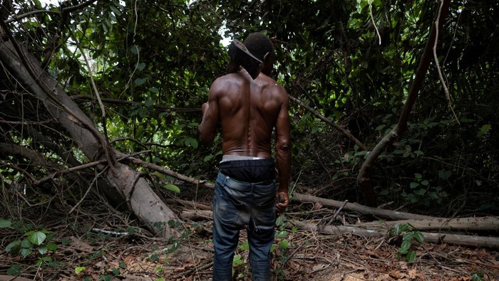 Potret Ironi Hutan Nigeria, Jumlah Penebang Melebihi Jumlah Pohon Logger, Komiyo Ikuejamoye, arranges logs on the river in Ipare, Ondo State, Nigeria, October 11, 2021. Picture taken October 11, 2021. After felling the trees and cross-cutting them, the loggers pull the logs out of the flooded forest floor onto the river, where they will eventually be hammered into rafts, ready for transportation to Lagos state. REUTERS/Nyancho NwaNri SEARCH