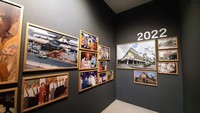 Di sisi terakhir, tampak potret Sarinah yang terbaru pada tahun 2022. Kontras dengan foto pada dinding sebelahnya dengan bentuk bangunan masih lawas, dilengkapi dengan jembatan penyebrangan yang masih dalam tahap pembangunan.Sudut sejarah Sarinah ini dapat travelers temukan di lantai dasar (GF) Gedung Sarinah. (Yasmin Nurfadila/detikTravel)