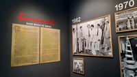 Sarinah merupakan pusat perdagangan modern pertama di Indonesia. Pembangunan mall ini digagas langsung oleh presiden pertama Indonesia, Presiden Soekarno. Mal ini didirikan pada tanggal 17 Agustus 1962 dan mulai beroperasi pada 15 Agustus 1966. Dengan tujuan untuk mewadahi kegiatan perdagangan produk dalam negeri juga membantu mengembangkan perekonomian Indonesia.Nama Sarinah diambil dari pengasuh Presiden Soekarno. Ia menyematkan nama tersebut sebagai bentuk penghormatan dan kecintaannya terhadap sang pengasuh yang telah memberikan pengaruh besar pada hidupnya. (Yasmin Nurfadila/detikTravel)