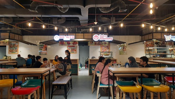 Tidak hanya dalam bentuk warung-warung kecil, Pasar Nusantara juga menghadirkan makanan lokal dalam tenant yang lebih besar. Pilihan makanan yang ditawarkan juga sangat bervariasi. (Yasmin Nurfadila/detikTravel) Tidak hanya dalam bentuk warung-warung kecil, Pasar Nusantara juga menghadirkan makanan lokal dalam tenant yang lebih besar. Pilihan makanan yang ditawarkan juga sangat bervariasi. (Yasmin Nurfadila/detikTravel)