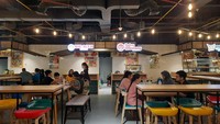 Tidak hanya dalam bentuk warung-warung kecil, Pasar Nusantara juga menghadirkan makanan lokal dalam tenant yang lebih besar. Pilihan makanan yang ditawarkan juga sangat bervariasi. (Yasmin Nurfadila/detikTravel)