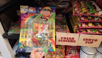 Selain makanan, di tempat yang sama hadir juga mainan jadul. Mainan yang menghiasi masa kecil anak-anak tahun 90-an. Mulai dari balon tiup, kapal otok-otok, bola bekel, hingga yoyo. (Yasmin Nurfadila/detikTravel)