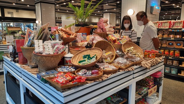 Tak hanya jamu dengan kemasan jadul, ada pula jajanan-jajanan jadul yang umum ditemui masyarakat pada akhir 90-an hingga awal 2000-an. Mulai dari permen yosan, serbuk koya, hingga permen yang menyerupai rokok. (Yasmin Nurfadila/detikTravel)
