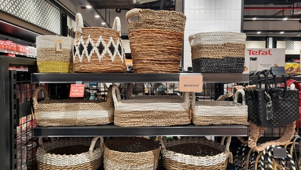 Tidak berhenti sampai di situ, supermarket yang berada di lantai basement Sarinah juga menawarkan banyak produk lokal. Mulai dari ragam kerajinan tangan dan anyaman yang dilabeli sebagai produk 100% lokal. (Yasmin Nurfadila/detikTravel) Tidak berhenti sampai di situ, supermarket yang berada di lantai basement Sarinah juga menawarkan banyak produk lokal. Mulai dari ragam kerajinan tangan dan anyaman yang dilabeli sebagai produk 100% lokal. (Yasmin Nurfadila/detikTravel)