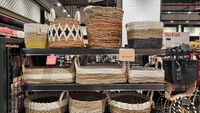 Tidak berhenti sampai di situ, supermarket yang berada di lantai basement Sarinah juga menawarkan banyak produk lokal. Mulai dari ragam kerajinan tangan dan anyaman yang dilabeli sebagai produk 100% lokal. (Yasmin Nurfadila/detikTravel)