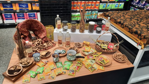 Hingga berbagai produk jamu. Tidak hanya produk jamu yang sudah umum ditemui, tetapi hadir juga produk jamu dengan kemasan yang agak jadul. (Yasmin Nurfadila/detikTravel) Hingga berbagai produk jamu. Tidak hanya produk jamu yang sudah umum ditemui, tetapi hadir juga produk jamu dengan kemasan yang agak jadul. (Yasmin Nurfadila/detikTravel)