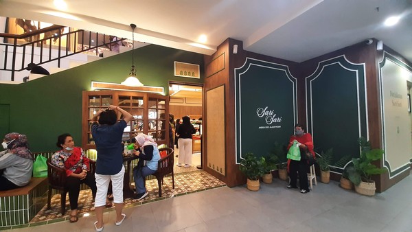 Selain di area food court, Sarinah juga menghadirkan makanan lokal di salah satu tenantnya, toko jajanan pasar yang telah berdiri sejak 1967, yaitu toko Sari Sari. (Yasmin Nurfadila/detikTravel)