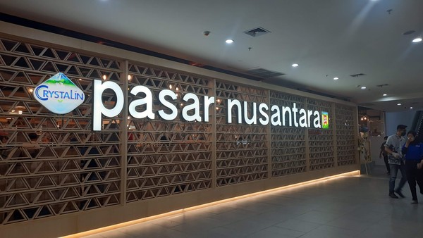 Hingga kini, Sarinah konsisten untuk mengedepankan produk-produk lokal dalam pilihan tenant yang dihadirkannya. Selain dari pilihan produk dalam department store-nya, Sarinah juga menawarkan aneka produk lokal melalui kehadiran pasar nusantara dan pasarina. (Yasmin Nurfadila/detikTravel) Hingga kini, Sarinah konsisten untuk mengedepankan produk-produk lokal dalam pilihan tenant yang dihadirkannya. Selain dari pilihan produk dalam department store-nya, Sarinah juga menawarkan aneka produk lokal melalui kehadiran pasar nusantara dan pasarina. (Yasmin Nurfadila/detikTravel)