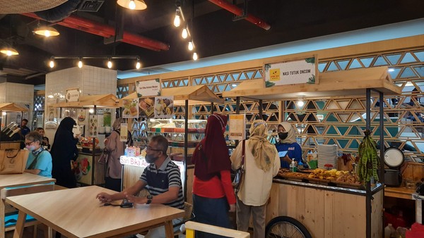 Selayaknya area food court pada umumnya, pasar nusantara menawarkan aneka hidangan mulai dari makanan utama hingga ragam minuman. Namun, yang membedakannya adalah Pasar Nusantara diisi oleh beragam penganan lokal, seperti yang tersaji dalam gambar. (Yasmin Nurfadila/detikTravel)