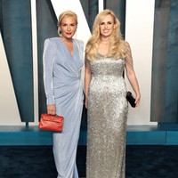 Rebel Wilson dan Ramona sama-sama mengenakan gaun. Saat itu tidak ada gosip tentang hubungan keduanya. Foto: WireImage/Dimitrios Kambouris