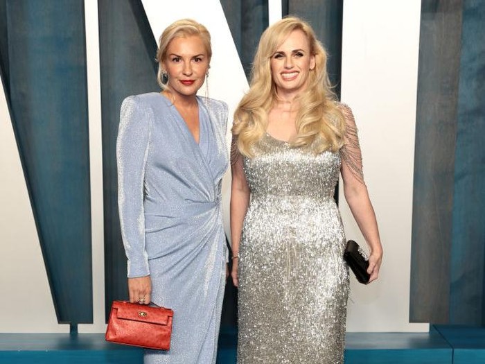 Rebel Wilson dan Romana Agruma BEVERLY HILLS, CALIFORNIA - MARCH 27: Rebel Wilson (R) attends the 2022 Vanity Fair Oscar Party Hosted By Radhika Jones at Wallis Annenberg Center for the Performing Arts on March 27, 2022 in Beverly Hills, California. (Photo by Dimitrios Kambouris/WireImage)