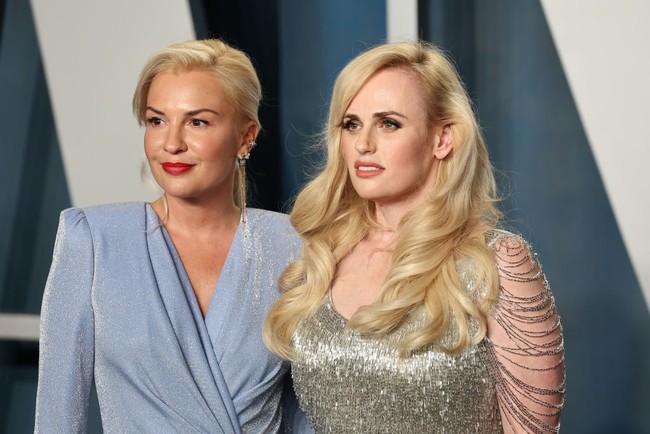 Ramona tampak seperti teman Rebel Wilson. Tidak ada pamer gandengan tangan atau sentuhan fisik lainnya. Foto: Getty Images