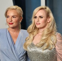Ramona tampak seperti teman Rebel Wilson. Tidak ada pamer gandengan tangan atau sentuhan fisik lainnya. Foto: Getty Images