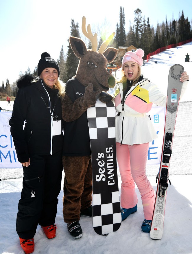 Rebel Wilson pun membawa Ramona bermain ski di acara amal di Utah. Foto: Getty Images