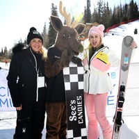 Rebel Wilson pun membawa Ramona bermain ski di acara amal di Utah. Foto: Getty Images