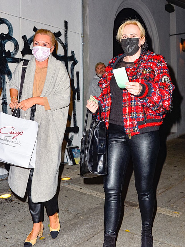 Bahkan sejak awal tahun, keduanya pun pernah tertangkap kamera sedang jalan bersama. Tampak Rebel Wilson dan Ramona Agruma sama-sama mengenakan masker. Foto: Getty Images