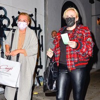 Bahkan sejak awal tahun, keduanya pun pernah tertangkap kamera sedang jalan bersama. Tampak Rebel Wilson dan Ramona Agruma sama-sama mengenakan masker. Foto: Getty Images