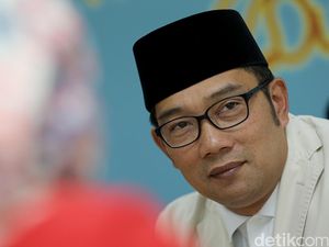 Ridwan Kamil Mandikan Jenazah Eril