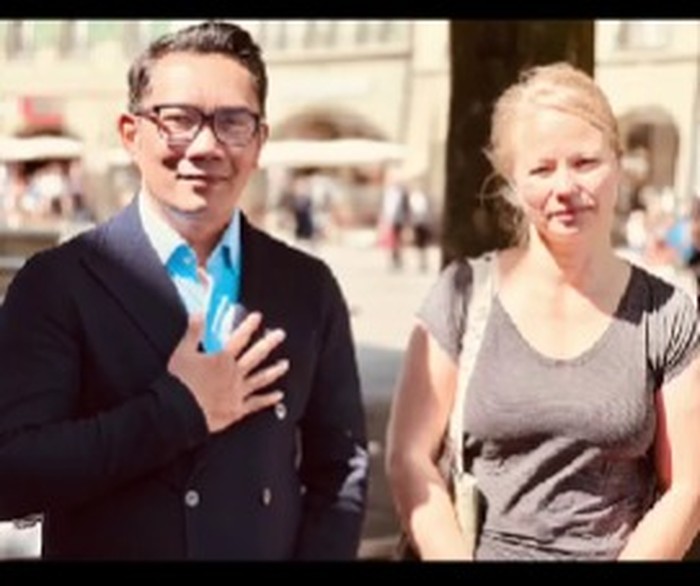 Ridwan Kamil bersama seorang guru yang menemukan Eril