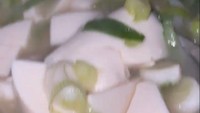 Sup miso khas Jepang dibuat Ririn khusus untuk putri pertamanya, Jasmine. Meski sederhana, racikan sup dengan tofu dan daun bawang ini begitu nikmat.