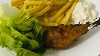 Camilan Jasmine dari sang ibu benar-benar istimewa. Kali ini berupa kentang goreng dengan ayam goreng rosemary. Nyamm!