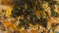 Nasi goreng enak dipadukan dengan kimchi dan nori. Ririn sengaja membuat menu spesial ini untuk makan malam keluarganya.